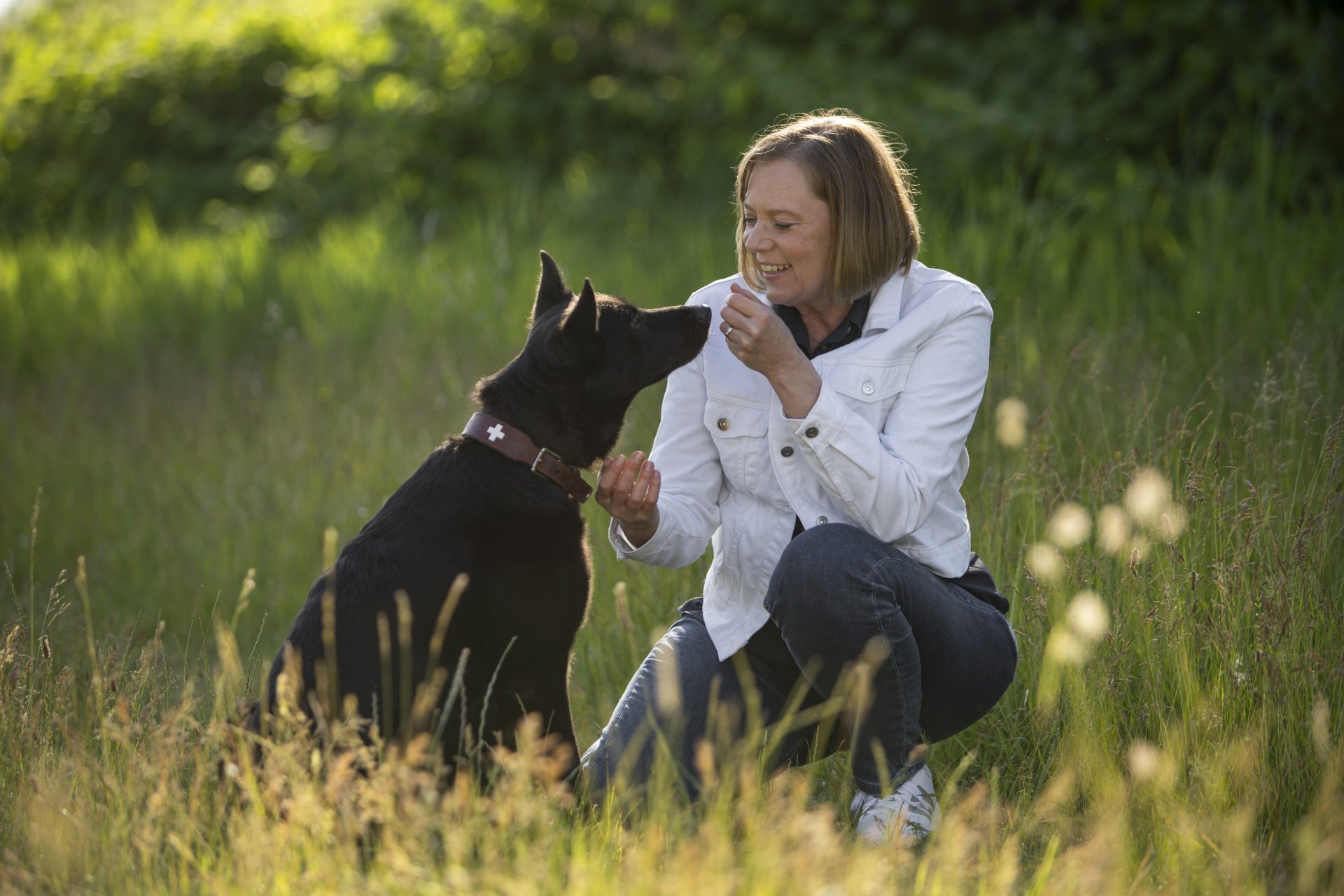 Tierärtzin mit ihrer Hündin Outdoor Portrait für Wolfsblut VetLine Kamagne